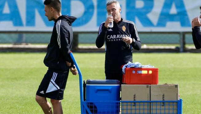 Fran Escribá se hidrata en un entrenamiento del Real Zaragoza.