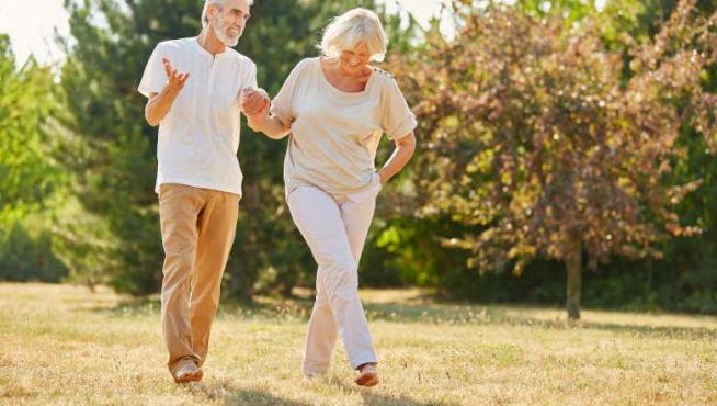 Caminar es una actividad que ayuda a las personas con artrosis.