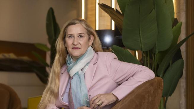 La escritora Luz Gabás, en el vestíbulo del hotel Reino de Aragón de Zaragoza
