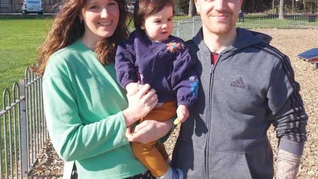Carlos Simón junto a su pareja Nerea Moreno y su niña Leyre, el miércoles en Edimburgo.