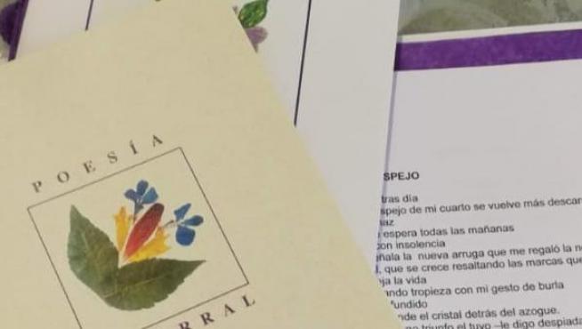 Con los diez poemas ganadores, las mujeres de la comisión confeccionan a mano un libro.