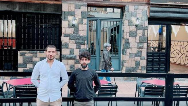 Lian Faez y Yousef Shahibar, delante del restaurante Syriana, en la calle Mayor de Zaragoza.