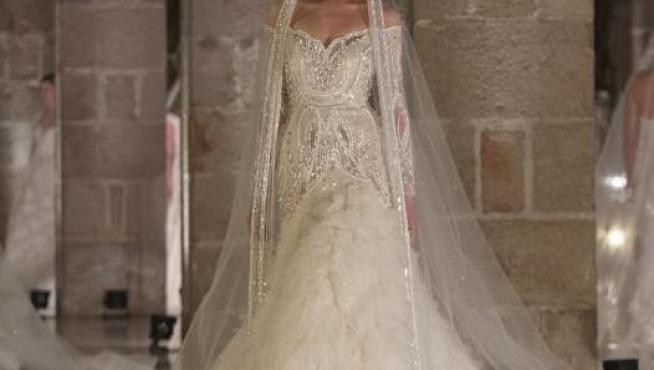 Uno de los vestidos de novia que Saab ha presentado esta semana en Barcelona.
