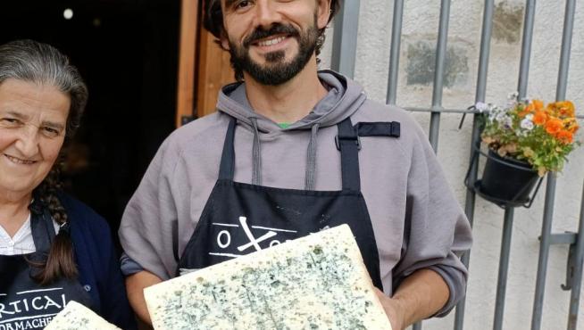 La familia Domínguez, con el queso Azul de Búnker, ganador del concurso de Cantabria.