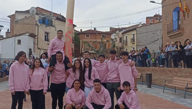 Los quintos de 2005, en la plaza Mayor, donde se ha pingado el mayo.