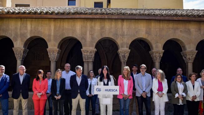 Componentes de la lista del PP al Ayuntamiento de Huesca y candidatos a Cortes en el claustro de San Pedro el Viejo.