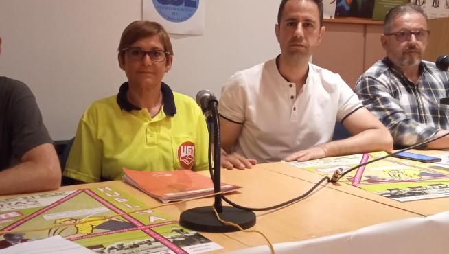 Mario Gonzalvo (CGT), Nieves Gudé (UGT), Rubén Pascual (UGT) y Juan Atienza (CC. OO.), presentado los motivos de la primera huelga de trabajadores en el Ayuntamiento de Huesca el 4 de mayo.