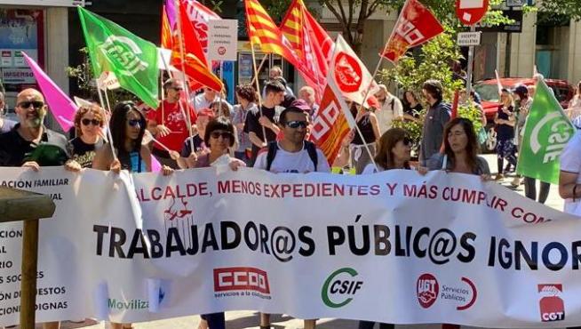 Los sindicatos municipales portando una pancarta en la manifestación del 1º de mayo en Huesca.