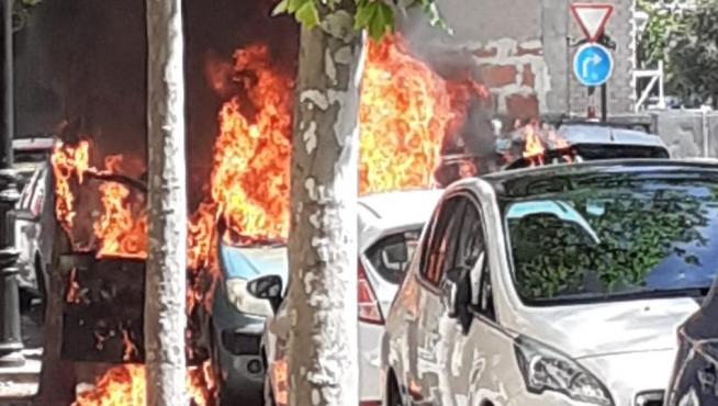 Un coche en llamas en la calle del Doctor Fleming de Zaragoza.