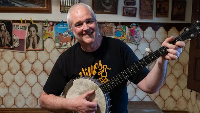 El músico El Gran Bob, en Vinos Chueca, en Casetas.
