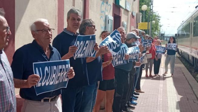 Miembros de la plataforma 'Monegros no pierdas tu tren', concentrados este domingo en la estación de Grañén.