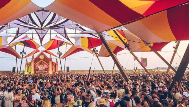 La Techno Catedral es uno de los principales escenarios del Monegros Desert, con una aforo para 12.000 ‘ravers’.