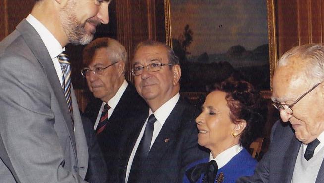 Saludo de Antonio Monzón con el entonces Príncipe Felipe en la Zarzuela en 2003.