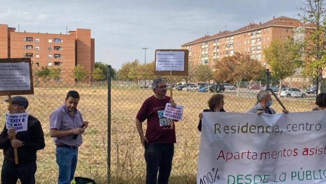 Los vecinos exigen una residencia en el solar de la calle Margarita Xirgu, donde ahora quieren construir vivienda social.