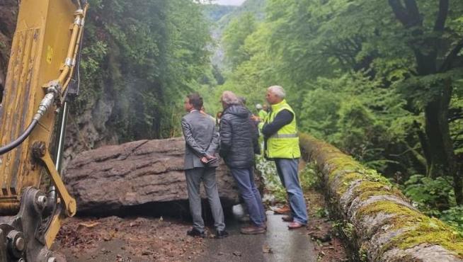 Imagen de la roca que cayó el martes en la vertiente francesa del Portalet, cerca de Laruns, y que pudo ser retirada en el mismo día.