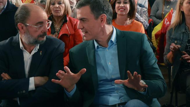 Javier Lambán y Pedro Sánchez conversan durante el acto celebrado ayer en Zaragoza.