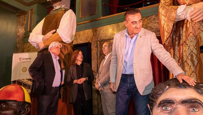José Félix Tallada, director musical de la obra, acaricia un cabezudo durante la presentación de la zarzuela, ante José María Turmo, Sara Fernández y Santiago Arcusa.