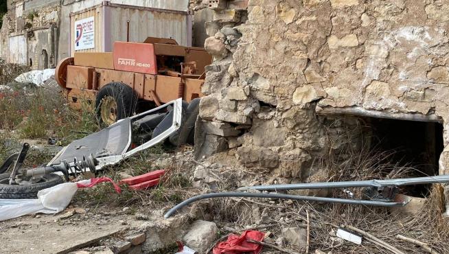 Restos de la furgoneta, que se ha empotrado contra este muro de una antigua harinera de Fonz.