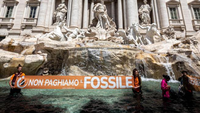 Activistas climáticos del grupo 'Las Generation', entro de la Fontana di Trevi, en Roma. ITALY CLIMATE PROTEST