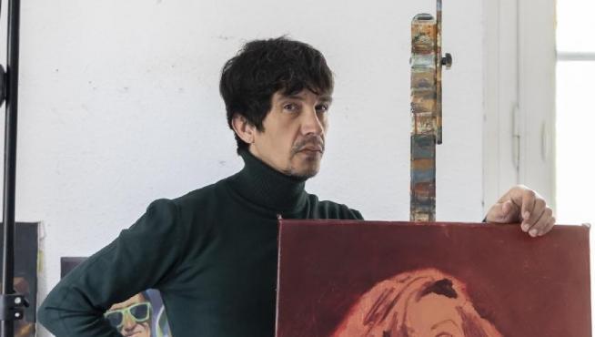 Víctor Pastor, con la pintura original con la que se ha hecho la portada de Bunbury.