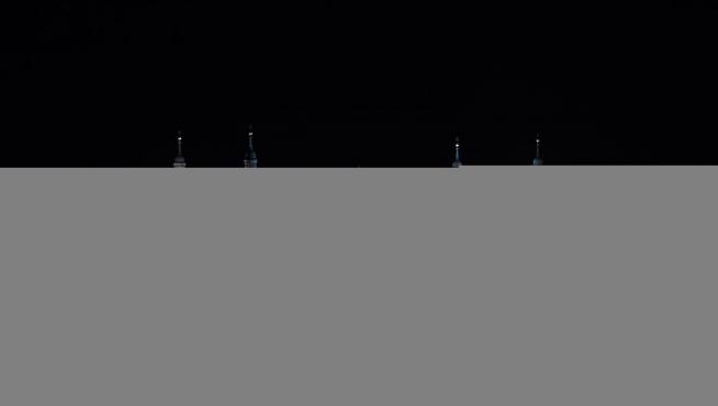 Imagen nocturna de la ciudad de Zaragoza, con el Pilar iluminado.