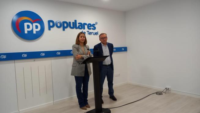 La candidata del PP a la alcaldía de Orihuela, Rosa Sánchez, y el presidente del PP, Joaquín Juste.