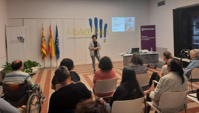 Charla alusiva a cargo de la trabajadora social de la asociación Amanixer, Marta Bescós.