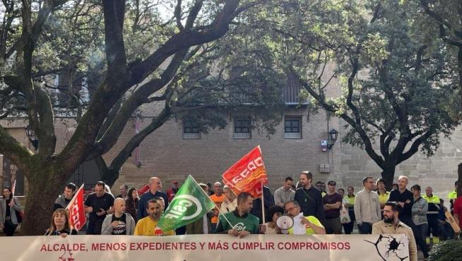 Representantes de los trabajadores municipales concentrados delante del Ayuntamiento.