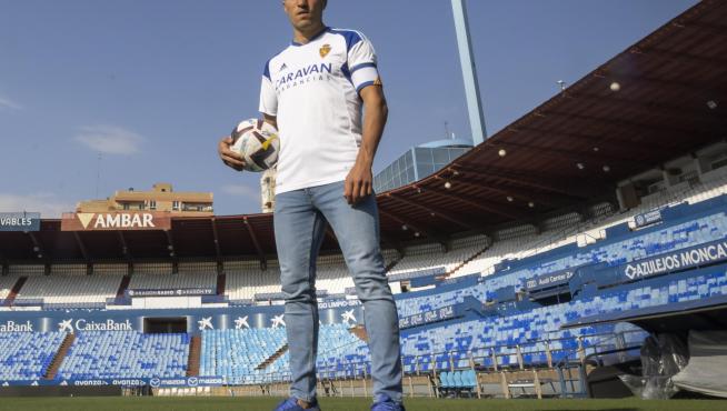 Zapater posa para Heraldo en La Romareda.
