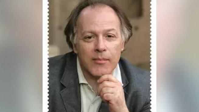 Sello Javier Marías.