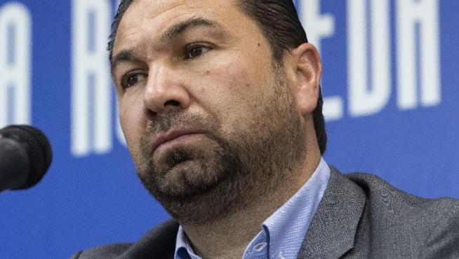 Juan Carlos Cordero, director deportivo del Real Zaragoza, en rueda de prensa con gesto serio.