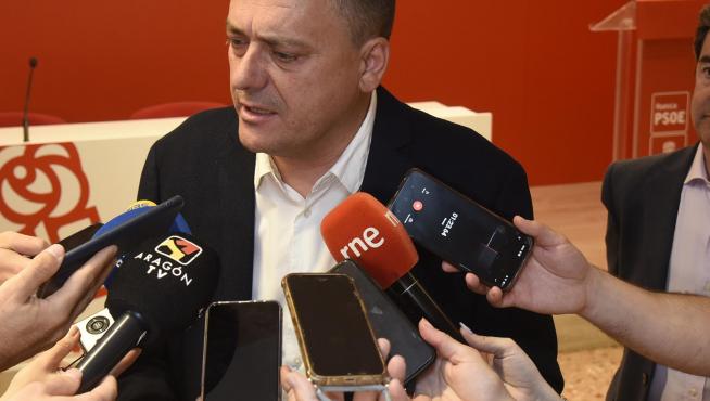 Fernando Sabés, secretario general del PSOE del Alto Aragón, valorando los resultados de las elecciones en la sede del partido en Huesca.