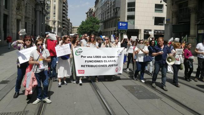 Los funcionarios de Justicia de Zaragoza se han vuelto a manifestar hoy en el Coso, frente al TSJA y la Audiencia.