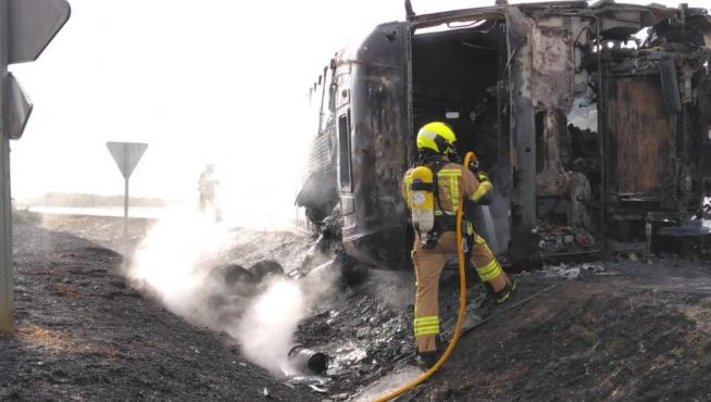 Al lugar, han acudido efectivos de Medio Natural así como de los parques de bomberos de Sariñena y Barbastr