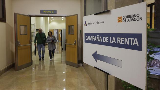 Primer día de la atención en el servicio de cita previa de la Agencia Tributaria en Zaragoza.