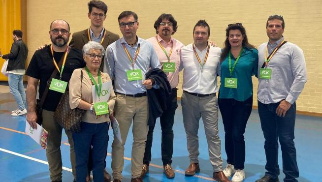 Candidatos y apoderados de Vox Huesca el día de las elecciones.