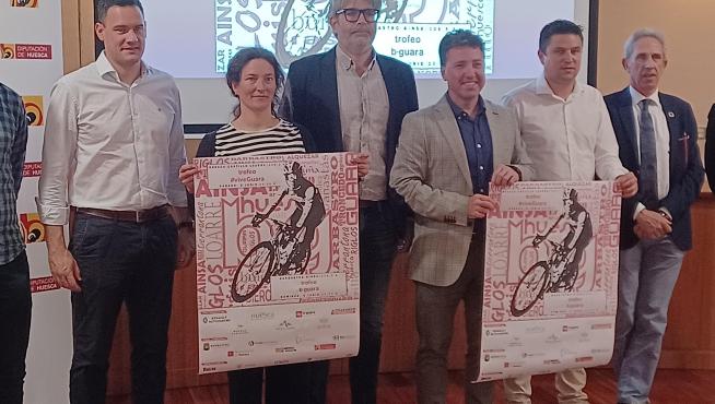 Presentación de los dos trofeos este jueves en Huesca.