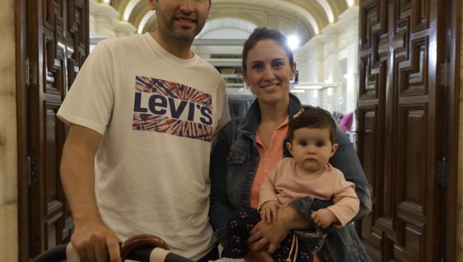 Eduardo Reinado, Silvia Lumbreras y su hija Carmen de ocho meses, en la Agencia Tributaria.