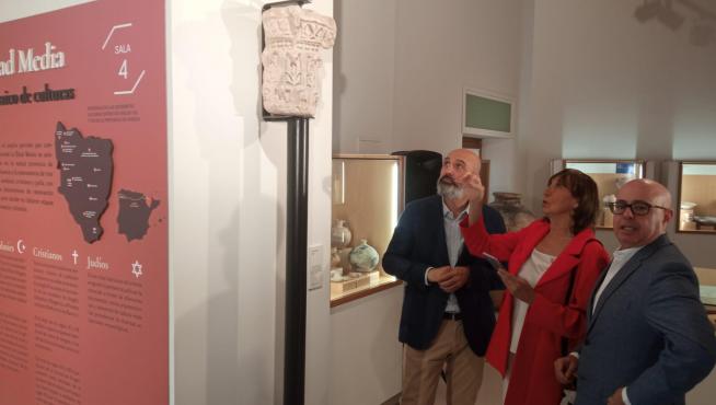 Víctor Lucea, Zoe Lafarga y Fernando Sarriá, junto al capitel islámico donado al Museo de Huesca.