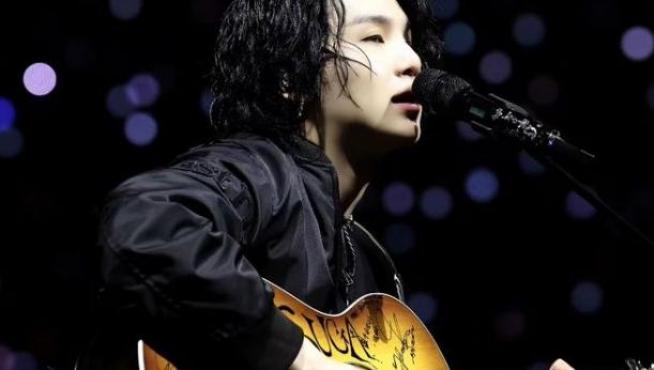 El cantante coreano Suga en una actuación reciente en Los Ángeles.