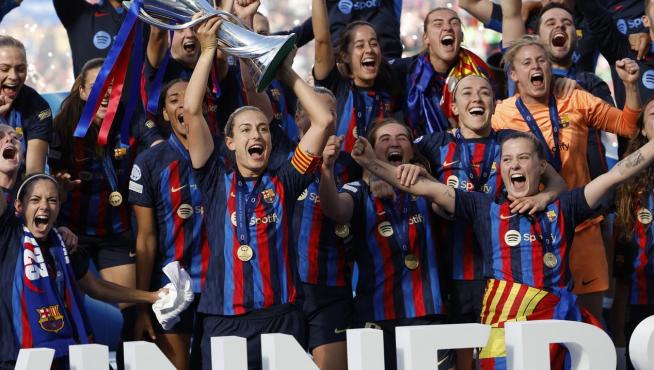 Las jugadoras del FC Barcelona celebran con el trofeo tras vencer en la final de la Liga de Campeones Femenina ante el Wolfsburgo, este sábado en el Philips Stadion de Eindhoven.