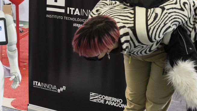 Una alumna pone a prueba al robot de Itainnova en la Feria de Empleo Expo Talent