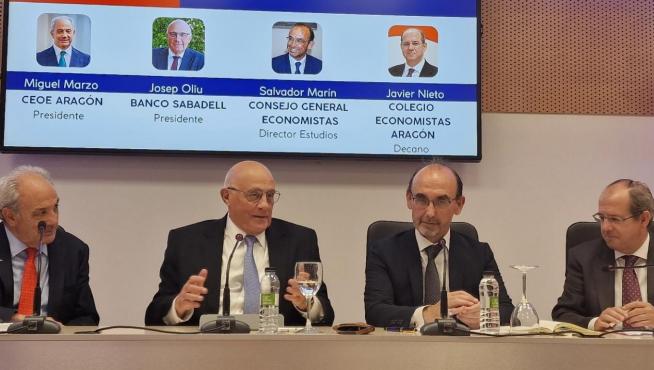 Josep Oliu, presidente del Banco Sabadell, en la tertulia económica organizada este martes en Zaragoza.