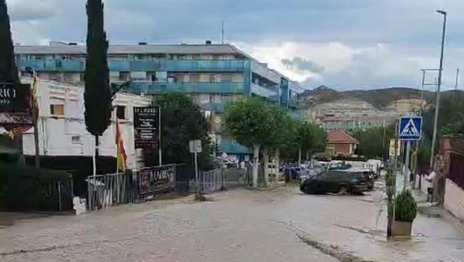 La tromba de este jueves en el municipio zaragozano de Cuarte de Huerva dejó imágenes impactántes grabadas por sus vecinos. Calles anegadas