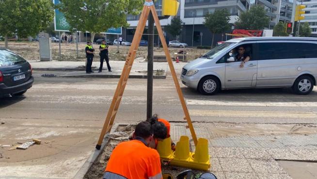 Los servicios de Movilidad Urbana del Ayuntamiento de Zaragoza reparan y colocan los semáforos arrastrados por la tormenta en Parque Venecia.