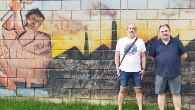 Juan Andrés Pinilla y José Antonio Triguero, presidente y vicepresidente de la AVV La Jota, ante el mural