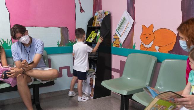 Rincón de lectura en la sala de espera de Pediatría del centro de salud de Sagasta.