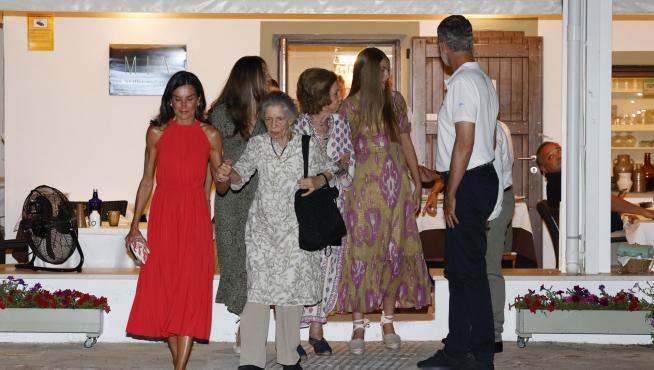 La reina Letizia e Irene de Grecia, junto al resto de la familia real, a la salida del restaurante Mia, situado en el Portitxol, en Palma, donde cenaron el sábado.