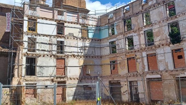 La fachada fantasma del edificio situado junto a la Audiencia Provincial de Zaragoza, en la calle de Joaquín Gil Berges.
