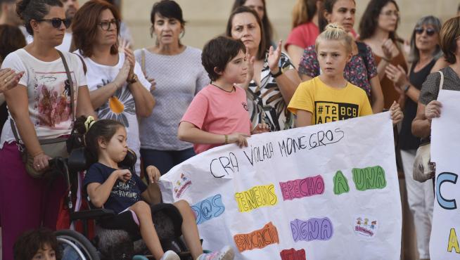 Participantes en la concentración del 10 de octubre en Huesca por la falta de auxiliares de educación especial.